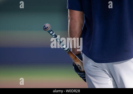Giugno 25, 2019: un pipistrello avvolto con Seattle Mariners nastro sul manico visualizzati da Seattle Mariners terzo baseman Dylan Moore #25 prima della Major League Baseball gioco tra il Milwaukee Brewers e il Seattle Mariners a Miller Park di Milwaukee, WI. John Fisher/CSM Foto Stock