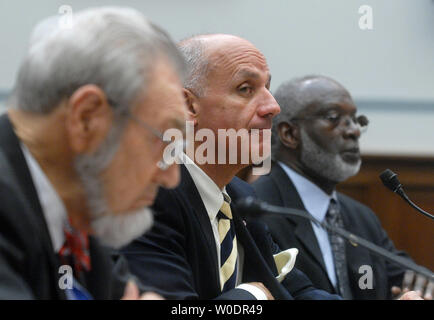 Ex chirurghi generale C. Everett Koop (L) Richard Carmona (C) e David Satcher testimoniare davanti a una casa di vigilanza e di riforma del governo audizione del Comitato su il chirurgo generali ruolo per la nazione a Washington il 10 luglio 2007. (UPI foto/Kevin Dietsch) Foto Stock