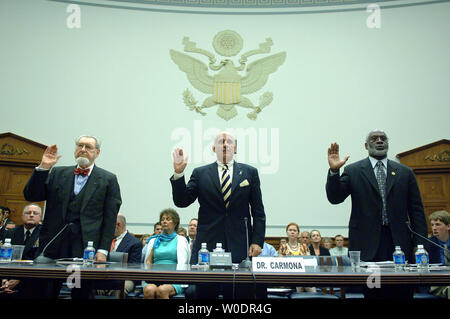 Ex chirurghi generale C. Everett Koop (L), Richard Carmona (C) e David Satcher sono giurato in prima testimonianza prima una casa la vigilanza e la riforma del governo audizione del Comitato su il chirurgo generali ruolo per la nazione a Washington il 10 luglio 2007. (UPI foto/Kevin Dietsch) Foto Stock