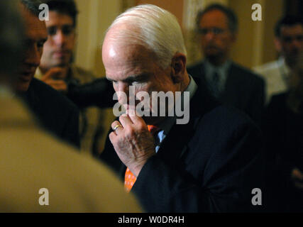 John McCain (R-AZ) assiste una politica post pranzo conferenza stampa a Washington il 10 luglio 2007. Due consulenti senior per il senatore McCain ha annunciato oggi che sono state lasciando la sua campagna presidenziale. (UPI foto/Kevin Dietsch) Foto Stock