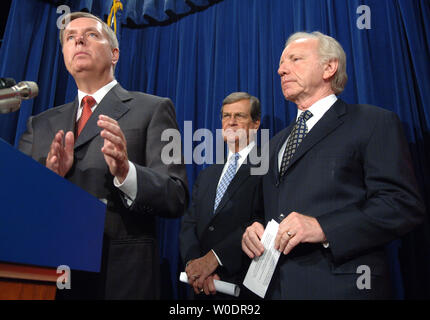 Il Sen. Lindsey Graham (R-SC) (L) parla al fianco di Sen. Trent Lott (R-MS) (C) e il Sen. Joe Lieberman (I-CT) in occasione di una conferenza stampa sull'Iraq a Washington il 12 luglio, 2007. (UPI foto/Kevin Dietsch) Foto Stock