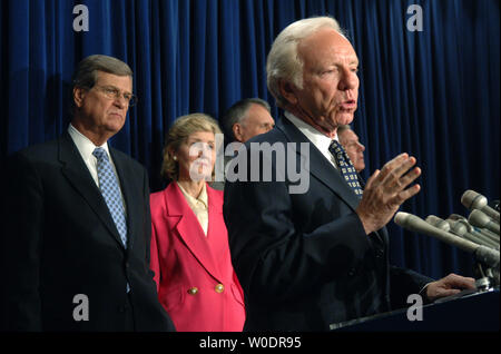 Il Sen. Joe Lieberman (I-CT) parla nel corso di una conferenza stampa sull'Iraq a Washington il 12 luglio, 2007. Lieberman è stato affiancato da Sen. Trent Lott (R-MS) (L) e il Sen. Kay Bailey Hutchison (R-TX). (UPI foto/Kevin Dietsch) Foto Stock