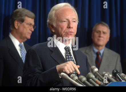 Il Sen. Joe Lieberman (I-CT) parla nel corso di una conferenza stampa sull'Iraq a Washington il 12 luglio, 2007. Lieberman è stato affiancato da Sen. Trent Lott (R-MS) (L) e il Sen. Jon Kyl (R-AZ) (R). (UPI foto/Kevin Dietsch) Foto Stock