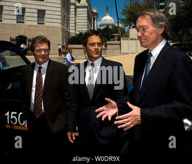 David Vieau, CEO di123 Sistemi, attore Rob Lowe e sost. Ed Markey (D-MA) (L a R) discutere i vantaggi dei plug-in veicoli ibridi a una manifestazione sul Campidoglio di Washington il 12 luglio 2007. (UPI foto/David Brody) Foto Stock