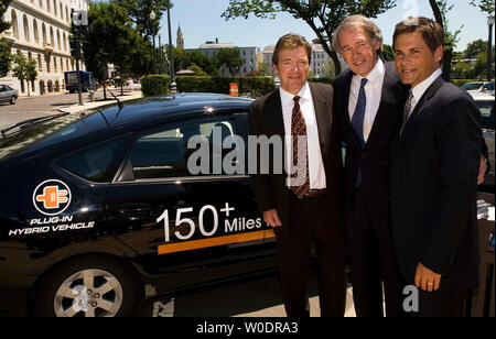 David Vieau, CEO di123 Sistemi, attore Rob Lowe e sost. Ed Markey (D-MA) (L a R) rappresentano per i fotografi mentre discute i vantaggi dei plug-in veicoli ibridi a una manifestazione sul Campidoglio di Washington il 12 luglio 2007. (UPI foto/David Brody) Foto Stock