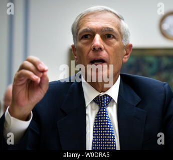 Gen. Wesley Clark testimonia davanti la casa Servizi armati di vigilanza e sottocomitato indagini sulle strategie per la guerra in Iraq su Capitol Hill a Washington il 12 luglio 2007. (UPI foto/David Brody) Foto Stock