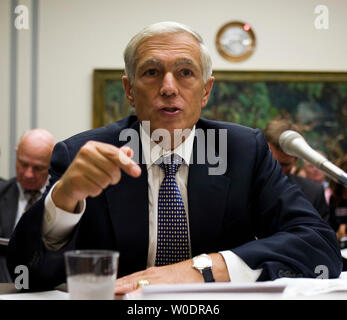 Gen. Wesley Clark testimonia davanti la casa Servizi armati di vigilanza e sottocomitato indagini sulle strategie per la guerra in Iraq su Capitol Hill a Washington il 12 luglio 2007. (UPI foto/David Brody) Foto Stock