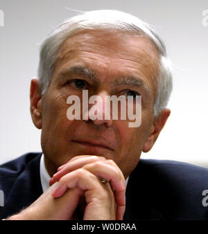 Gen. Wesley Clark testimonia davanti la casa Servizi armati di vigilanza e sottocomitato indagini sulle strategie per la guerra in Iraq su Capitol Hill a Washington il 12 luglio 2007. (UPI foto/David Brody) Foto Stock