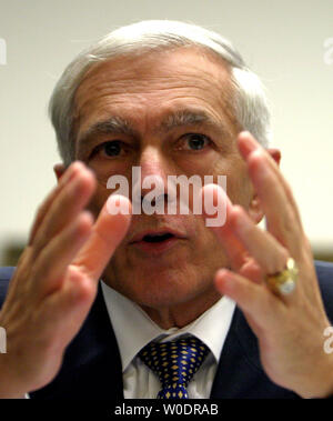 Gen. Wesley Clark testimonia davanti la casa Servizi armati di vigilanza e sottocomitato indagini sulle strategie per la guerra in Iraq su Capitol Hill a Washington il 12 luglio 2007. (UPI foto/David Brody) Foto Stock