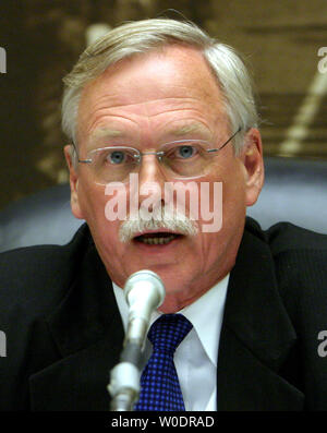 Sost. Vic Snyder (D-AR) indirizzi Gen. Wesley Clark come egli testimonia davanti la casa Servizi armati di vigilanza e sottocomitato indagini sulle strategie per la guerra in Iraq su Capitol Hill a Washington il 12 luglio 2007. (UPI foto/David Brody) Foto Stock