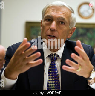Gen. Wesley Clark testimonia davanti la casa Servizi armati di vigilanza e sottocomitato indagini sulle strategie per la guerra in Iraq su Capitol Hill a Washington il 12 luglio 2007. (UPI foto/David Brody) Foto Stock