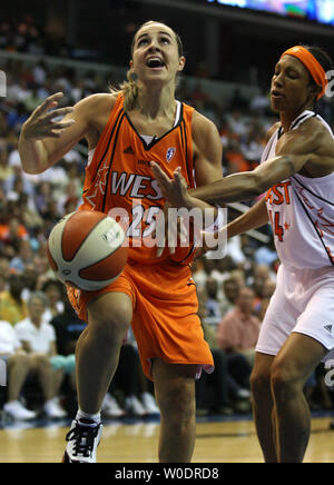 Detroit Shock guard Deanna Nolan di Eastern Conference All-Stars blocchi San Antonio Silver Stars blocchi di guardia Becky Hammon del Western Conference All-Stars durante la WNBA All-Star Game al Verizon Center di Washington il 15 luglio 2007. (UPI foto/Domenico Bracco II) Foto Stock