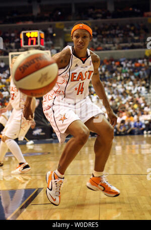 Detroit Shock guard Deanna Nolan di Eastern Conference All-Stars perde il controllo della palla nella seconda metà Luglio 15, 2007 in WNBA All-Star Game al Verizon Center di Washington, D.C. (UPI Photo/ David Brody) Foto Stock