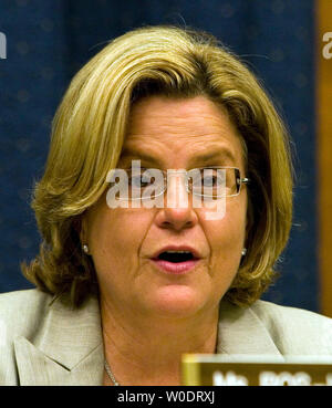 Sost. Ileana Ros-Lehtinen (R-FL) indirizzi ex ambasciatore Dennis Ross come egli testimonia davanti alla casa Commissione Affari Esteri negli Stati Uniti circa gli sforzi diplomatici in Medio Oriente sul Campidoglio di Washington il 19 luglio 2007. (UPI foto/David Brody) Foto Stock