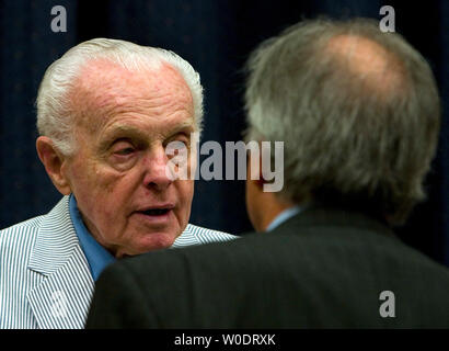 Sost. Tom Lantos (D-CA) (L) parla con ex ambasciatore Dennis Ross prima che egli testimonia la casa Commissione Affari Esteri negli Stati Uniti circa gli sforzi diplomatici in Medio Oriente sul Campidoglio di Washington il 19 luglio 2007. (UPI foto/David Brody) Foto Stock