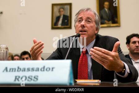 Ex ambasciatore Dennis Ross testimonia davanti alla casa Commissione Affari Esteri negli Stati Uniti circa gli sforzi diplomatici in Medio Oriente sul Campidoglio di Washington il 19 luglio 2007. (UPI foto/David Brody) Foto Stock