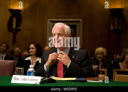 Il Sen. John Cornyn, R-TX, testimonia davanti alla commissione giudiziaria del Senato a una conferma audizione del Campidoglio di Washington il 19 luglio 2007. (UPI foto/David Brody) Foto Stock