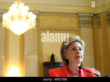 Il Sen. Hillary Clinton (D-NY) testimonia ad una audizione del Comitato sulla integrità scrutinio atto riguardante la riforma elettorale a Washington il 25 luglio 2007. (UPI foto/Domenico Bracco II) Foto Stock