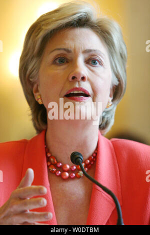 Il Sen. Hillary Clinton (D-NY) testimonia ad una audizione del Comitato sulla integrità scrutinio atto riguardante la riforma elettorale a Washington il 25 luglio 2007. (UPI foto/Domenico Bracco II) Foto Stock