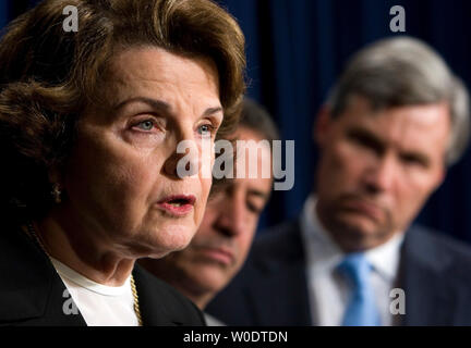 Il Sen. Dianne Feinstein, D-CA, Sen. Russell Feingold, D-WI e Sen. Sheldon Whitehouse, D-RI, (L a R) chiamata per il Solicitor General di nominare un consulente speciale per indagare se o non il Attorney General Alberto Gonzales commesso spergiuro quando egli ha testimoniato davanti al Congresso sulla Capitol Hill a Washington il 26 luglio 2007. (UPI foto/David Brody) Foto Stock