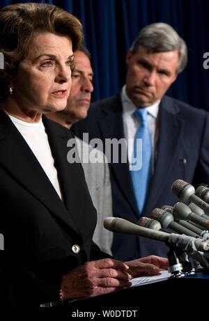 Il Sen. Dianne Feinstein, D-CA, Sen. Russell Feingold, D-WI e Sen. Sheldon Whitehouse, D-RI, (L a R) chiamata per il Solicitor General di nominare un consulente speciale per indagare se o non il Attorney General Alberto Gonzales commesso spergiuro quando egli ha testimoniato davanti al Congresso sulla Capitol Hill a Washington il 26 luglio 2007. (UPI foto/David Brody) Foto Stock