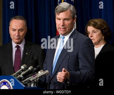 Il senatore Charles Schumer, D-NY, Sen. Sheldon Whitehouse, D-RI e il Sen. Dianne Feinstein, D-CA, (L a R) chiamata per il Solicitor General di nominare un consulente speciale per indagare se o non il Attorney General Alberto Gonzales commesso spergiuro quando egli ha testimoniato davanti al Congresso sulla Capitol Hill a Washington il 26 luglio 2007. (UPI foto/David Brody) Foto Stock