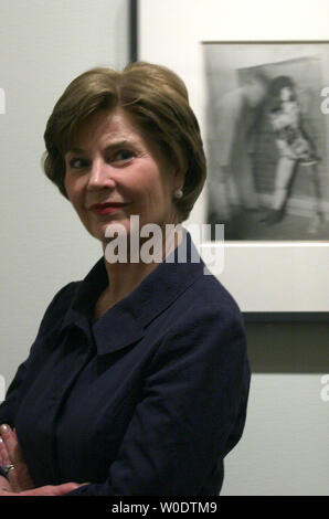 Stati Uniti La First Lady Laura Bush visita la Galleria Nazionale di Arte di 'Foto: la modernità in Europa centrale, 1918-1945" mostra a Washington il 1 agosto 2007. La First Lady ha visitato la mostra con Nada Simonyi, moglie dell'ambasciatore ungherese Andras Simonyi, e sua figlia Sonja Simonji. (UPI foto/Domenico Bracco II) Foto Stock