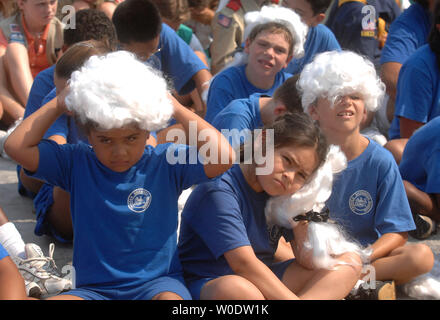 I bambini indossare Thomas Jefferson parrucche stile ad una cerimonia per introdurre il nuovo Thomas Jefferson un dollaro moneta, a Thomas Jefferson Memorial a Washington il 15 agosto 2007. La moneta è parte di un annuale serie presidenziale che rilascerà commemorativo un dollaro monete ogni anno fino al 2012. (UPI foto/Kevin Dietsch) Foto Stock