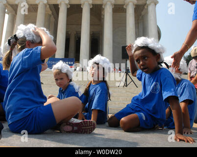 I bambini indossare Thomas Jefferson parrucche stile ad una cerimonia per introdurre il nuovo Thomas Jefferson un dollaro moneta, a Thomas Jefferson Memorial a Washington il 15 agosto 2007. La moneta è parte di un annuale serie presidenziale che rilascerà commemorativo un dollaro monete presidenziale ogni anno fino al 2012. (UPI foto/Kevin Dietsch) Foto Stock