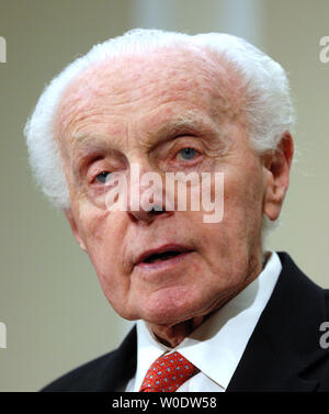 Sost. Tom Lantos, D-CA, parla di attivista cinese Yang Jianli il ritorno negli Stati Uniti dopo un periodo di cinque anni a termine della prigione in Cina sul Campidoglio di Washington il 21 agosto 2007. Yang Jianli, uno di piazza Tienanmen manifestanti, era stato arrestato nel 2002 dopo il suo ritorno alla Cina per osservare agitazioni sindacali. (UPI foto/Roger L. Wollenberg) Foto Stock