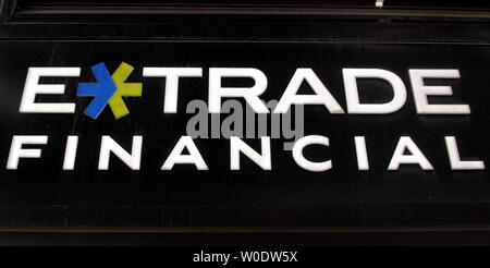 L'E-commercio segno finanziario è visto sul loro ramo a Washington il 22 agosto 2007. Azioni di E-Trade Financial Corp rosa dopo una relazione detto il broker online ha parlato di una possibile fusione con TD AMERITRADE Holding Corp. (UPI foto/Kevin Dietsch) Foto Stock