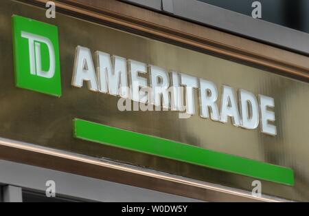 Il TD Ameritrade segno è visto sul loro ramo a Washington il 22 agosto 2007. Azioni di TD Ameritrade Holding Corp rosa dopo una relazione detto il broker online ha parlato di una possibile fusione con E-TRADE FINANCIAL CORP (UPI foto/Kevin Dietsch) Foto Stock