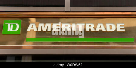 Il TD Ameritrade segno è visto sul loro ramo a Washington il 22 agosto 2007. Azioni di TD Ameritrade Holding Corp rosa dopo una relazione detto il broker online ha parlato di una possibile fusione con E-TRADE FINANCIAL CORP (UPI foto/Kevin Dietsch) Foto Stock