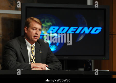 NASA stadio superiore Element Manager Danny Davis parla durante la conferenza stampa annunciando la Boeing come contraente per lo stadio superiore elemento dell'Ares I razzo al quartier generale della NASA a Washington il 28 agosto 2007. Il razzo porterà gli astronauti sulla Stazione spaziale internazionale e la Luna. (UPI foto/Roger L. Wollenberg) Foto Stock