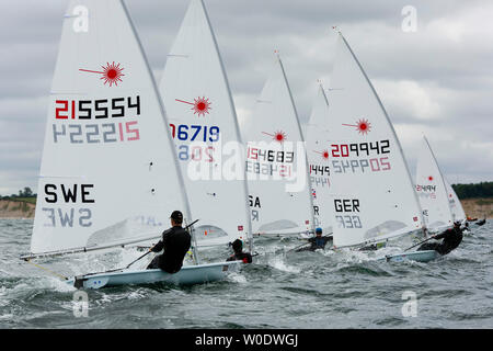 Kiel, Germania. Il 27 giugno, 2019. Barche del laser classe std sono in corso durante una gara durante la Kieler Woche sul fiordo Schilksee off. Kieler Woche è considerato come il più grande del mondo di vela evento. Quasi 500 atleti avrà inizio dal 26.6. su 325 imbarcazioni da 48 nazioni nelle classi olimpiche alla Kieler Woche. Credito: Frank Molter/dpa/Alamy Live News Foto Stock