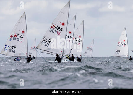 Kiel, Germania. Il 27 giugno, 2019. Barche del laser classe std sono in corso durante una gara durante la Kieler Woche sul fiordo Schilksee off. Kieler Woche è considerato come il più grande del mondo di vela evento. Quasi 500 atleti avrà inizio dal 26.6. su 325 imbarcazioni da 48 nazioni nelle classi olimpiche alla Kieler Woche. Credito: Frank Molter/dpa/Alamy Live News Foto Stock