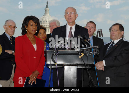 Lawrence Korb, ex assistente segretario della difesa, parla nel corso di una conferenza stampa per chiedere la fine di armare fazioni irachene e per il ritiro delle truppe degli Stati Uniti dall'Iraq sulla Capitol Hill a Washington il 5 settembre 2007. Con Korb da sinistra vengono ritirati Lt. Gen. William Odom, ex direttore della National Security Agency, rappresentanti democratici Maxine Waters, CA, Barbara Lee, CA, Jim Moran, VA, Iraq war veterano John Bruhns e sost. Jerry Nadler, D-NY. (UPI foto/Roger L. Wollenberg) Foto Stock