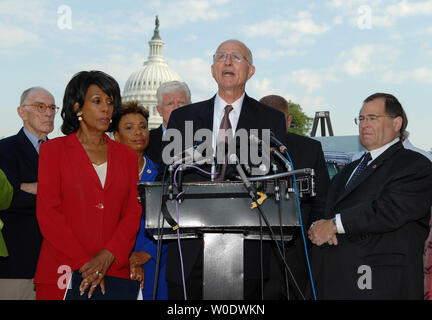 Lawrence Korb, ex assistente segretario della difesa, parla nel corso di una conferenza stampa per chiedere la fine di armare fazioni irachene e per il ritiro delle truppe degli Stati Uniti dall'Iraq sulla Capitol Hill a Washington il 5 settembre 2007. Con Korb da sinistra vengono ritirati Lt. Gen. William Odom, ex direttore della National Security Agency, rappresentanti democratici Maxine Waters, CA, Barbara Lee, CA, Jim Moran, VA, Iraq war veterano John Bruhns (nascosta) e sost. Jerry Nadler, D-NY. (UPI foto/Roger L. Wollenberg) Foto Stock