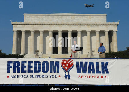 Il vice Segretario della Difesa Gordon Inghilterra (C) eroga le osservazioni di apertura all'America vi sostiene la libertà a piedi a Washington il 9 settembre 2007. La passeggiata, che ha avuto inizio nella parte anteriore del Lincoln Memorial e concluso al Pentagono, commemorano le vittime di gli attacchi terroristici del 11 settembre. (UPI foto/Kevin Dietsch) Foto Stock