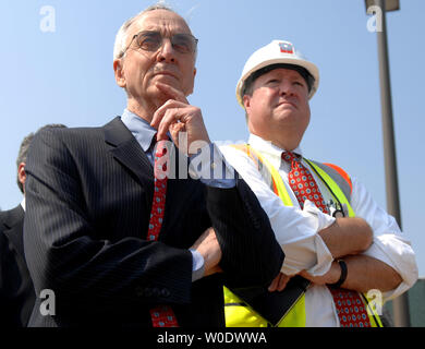 Il vice Segretario della Difesa Gordon Inghilterra tours il progresso della costruzione del pentagono Memorial Park, al Pentagono di Arlington, Virginia il 7 settembre 2007. Il memorial, che si prevede saranno completati entro il mese di settembre 11, 2008, onora le vittime del 9/11 gli attacchi terroristici contro il Pentagono. (UPI foto/Kevin Dietsch) Foto Stock