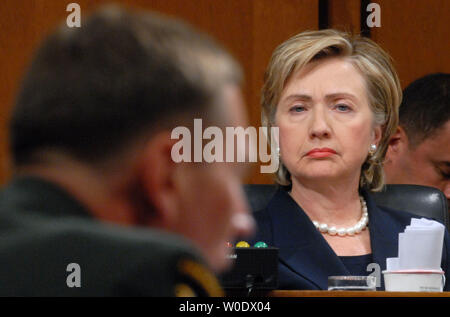 Il Sen. Hillary Clinton (D-NY) ascolta come esercito gen. David Petraeus testimonia prima di un Senato Comitato delle Forze Armate audizione sullo stato degli sviluppi della situazione in Iraq a Washington il 11 settembre 2007. (UPI foto/Kevin Dietsch) Foto Stock