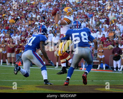 Washington Redskins Chris Cooley portare in un cantiere di 8 touchdown su New York Giants Antonio Pierce (58) Un Aaron Ross durante il secondo trimestre in campo FedEx il 23 settembre 2007. (UPI foto/Kevin Dietsch) Foto Stock