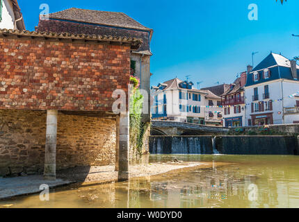 Francia, Pyrenees-Atlantiques, Salies-de-Bearn, case dal fiume Saleys Foto Stock