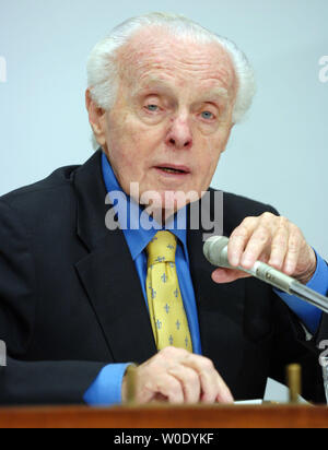 Sost. Tom Lantos, D-CA, parla durante una conferenza sulla politica in Russia il 10 ottobre 2007, sul colle del Campidoglio di Washington. Un anno dopo Anna Politkovskaya l'assassinio di un giornalista russa e attivista per i diritti umani noto per la sua opposizione al conflitto ceceno e il Presidente russo Putin, leader dell opposizione Garry Kasparov dice che la democrazia in Russia è andando indietro. (UPI foto/Roger L. Wollenberg) Foto Stock