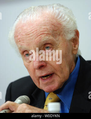 Sost. Tom Lantos, D-CA, parla durante una conferenza sulla politica in Russia il 10 ottobre 2007, sul colle del Campidoglio di Washington. Un anno dopo Anna Politkovskaya l'assassinio di un giornalista russa e attivista per i diritti umani noto per la sua opposizione al conflitto ceceno e il Presidente russo Putin, leader dell opposizione Garry Kasparov dice che la democrazia in Russia è andando indietro. (UPI foto/Roger L. Wollenberg) Foto Stock