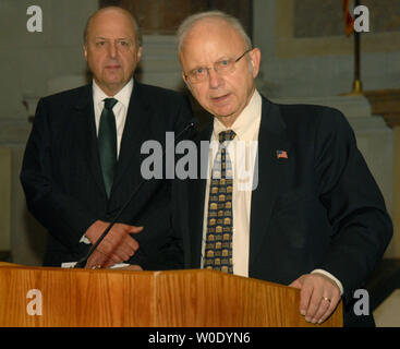 Archivista della negli Stati Uniti Allen Weinstein (R) parla al fianco di vice Segretario di Stato Negroponte ad un ricevimento diplomatico di benvenuto appena nominato capo del protocollo Nancy Brinker, presso gli archivi nazionali a Washington il 11 ottobre 2007. (UPI foto/Kevin Dietsch) Foto Stock