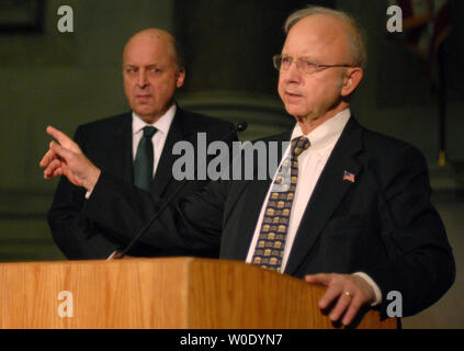 Archivista della negli Stati Uniti Allen Weinstein (R) parla al fianco di vice Segretario di Stato Negroponte ad un ricevimento diplomatico di benvenuto appena nominato capo del protocollo Nancy Brinker, presso gli archivi nazionali a Washington il 11 ottobre 2007. (UPI foto/Kevin Dietsch) Foto Stock