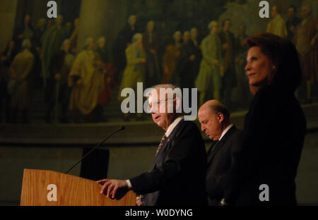 Archivista della negli Stati Uniti Allen Weinstein (L) parla al fianco di vice Segretario di Stato Negroponte e recentemente nominato capo del protocollo Nancy Brinker ad un ricevimento diplomatico per accogliere Brinker al post presso gli archivi nazionali di dare il benvenuto a Brinker alla posizione, a Washington il 11 ottobre 2007. (UPI foto/Kevin Dietsch) Foto Stock