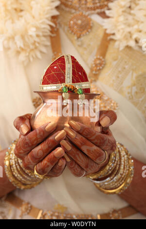 Close up di un indiano sposa tenendo un kalash Foto Stock