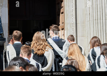 Giorno di celebrazione presso l'Università di Cambridge, Inghilterra, come graduand studenti (dal Trinity College) nella loro accademico processo camici in Senato il 27 giugno 2019 per la loro cerimonia di laurea. Foto Stock